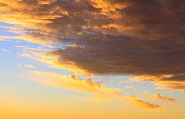 Cielo drammatico al tramonto e bellissime nuvole