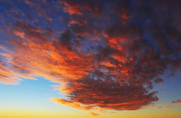 Cielo drammatico al tramonto e bellissime nuvole