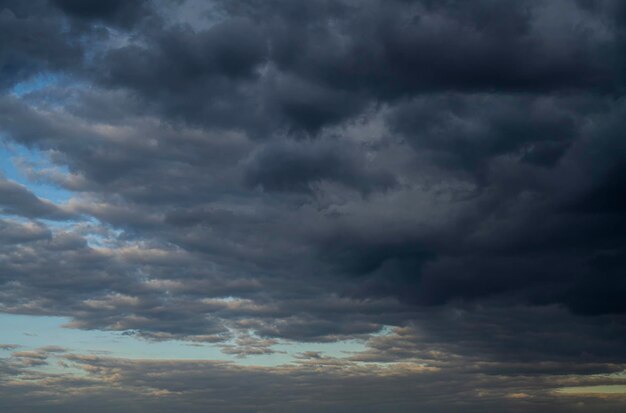 Cielo drammatico al tramonto Maltempo al tramonto