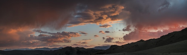 Cielo drammatico al tramonto, vista panoramica