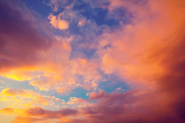 Cielo drammatico al tramonto