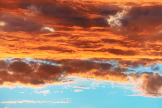 Cielo drammatico arancione e blu con nuvole al tramonto