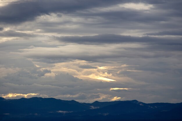 Cielo drammatico colorato con cloud al tramonto.