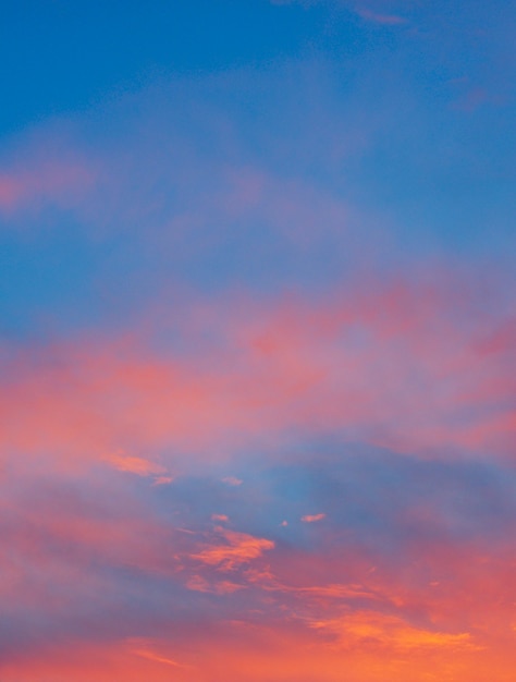 Cielo drammatico colorato con nuvola al tramonto