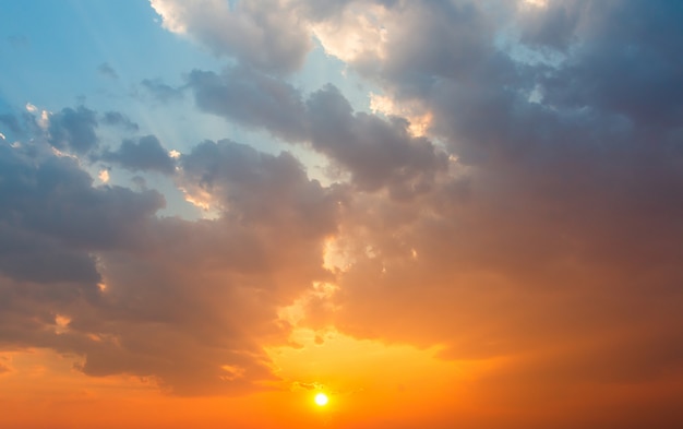 Cielo drammatico colorato con nuvola al tramonto