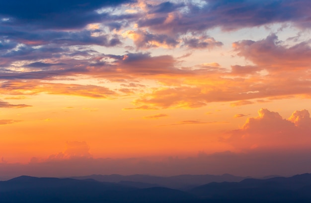 Cielo drammatico colorato con nuvola al tramonto