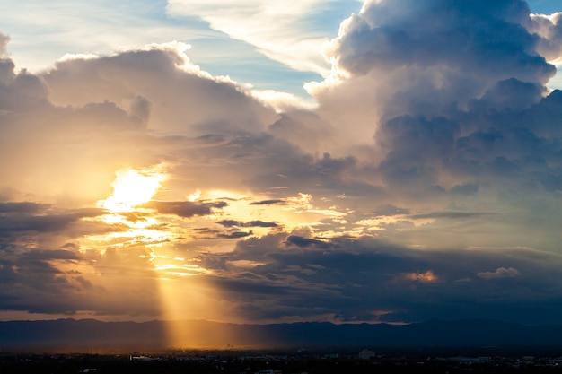 Cielo drammatico colorato con nuvola al tramonto