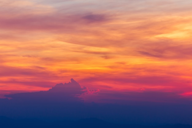 Cielo drammatico colorato con nuvola al tramonto