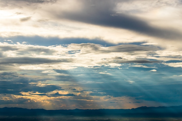 Cielo drammatico colorato con nuvola al tramonto