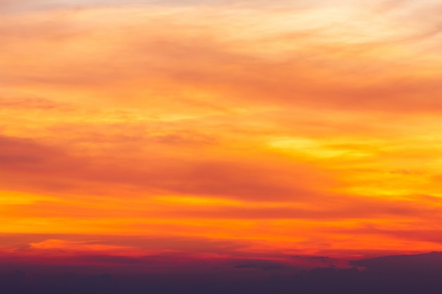 Cielo drammatico colorato con nuvola al tramonto