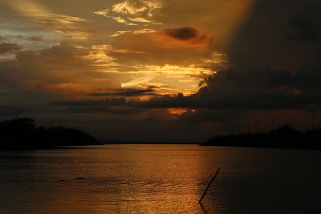 cielo drammatico colorato con nuvole al tramonto. Tramonto nel lago