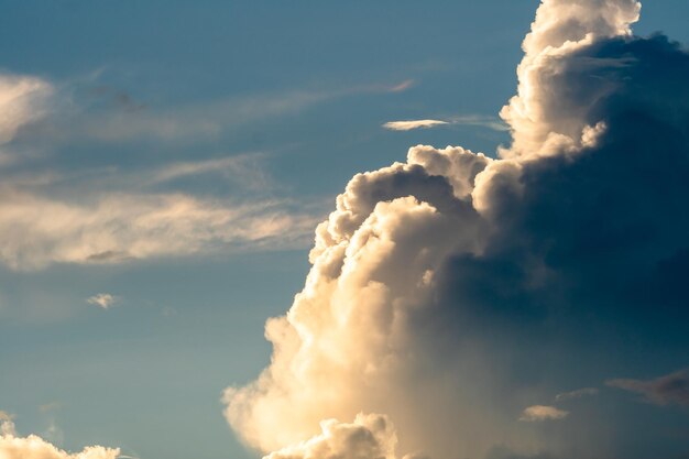 cielo drammatico colorato con nuvole al tramonto