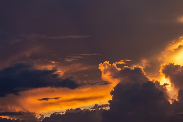 cielo drammatico colorato con nuvole al tramonto