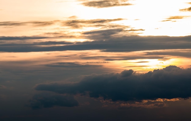 cielo drammatico colorato con nuvole al tramonto