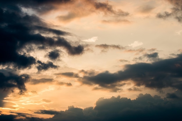 cielo drammatico colorato con nuvole al tramonto