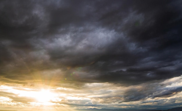 cielo drammatico colorato con nuvole al tramonto