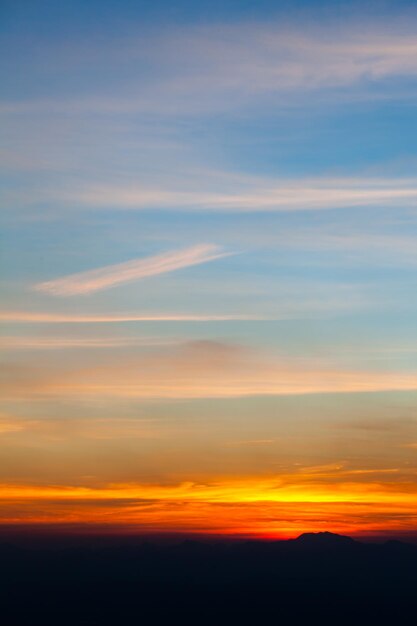 cielo drammatico colorato con nuvole al tramonto