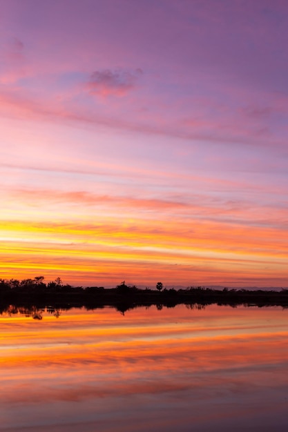 cielo drammatico colorato con nuvole al tramonto