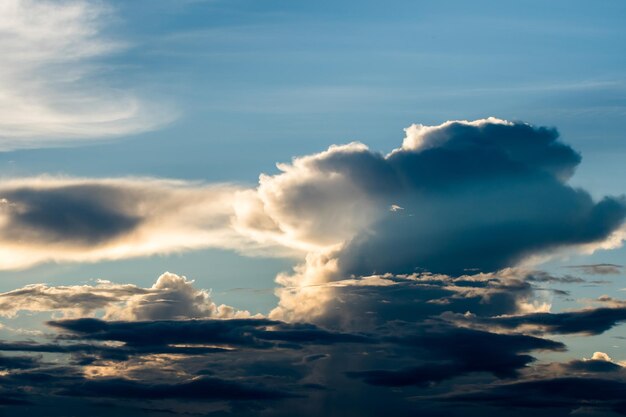 cielo drammatico colorato con nuvole al tramonto