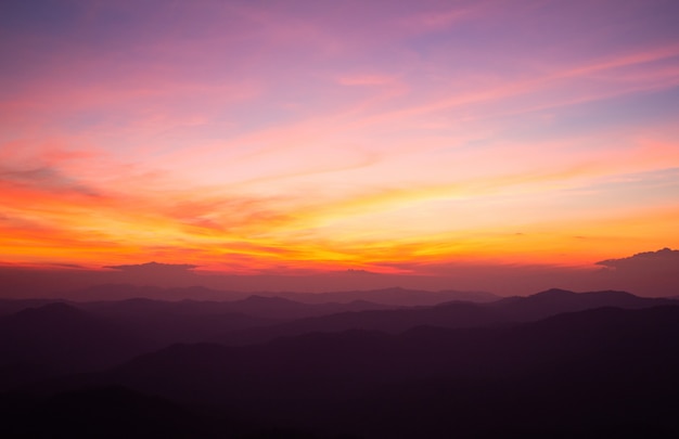 Cielo drammatico colorato con nuvole al tramonto