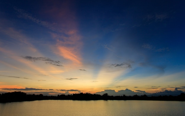 Cielo drammatico colorato con nuvole al tramonto