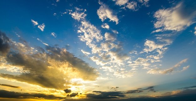 Cielo drammatico colorato con nuvole al tramonto