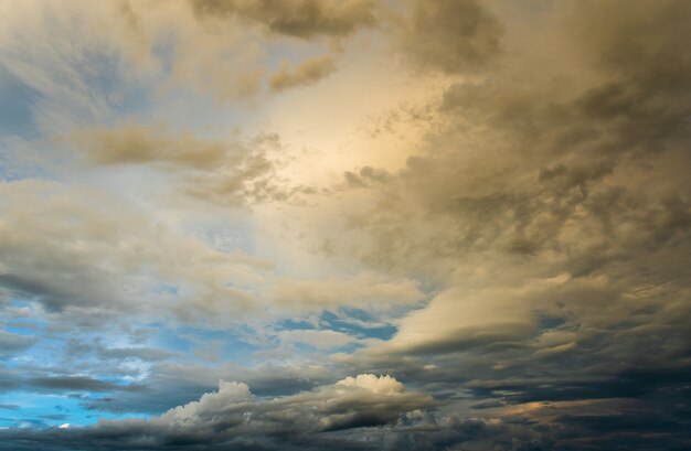 Cielo drammatico colorato con nuvole al tramonto