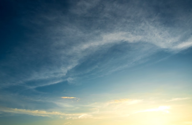 Cielo drammatico colorato con nuvole al tramonto