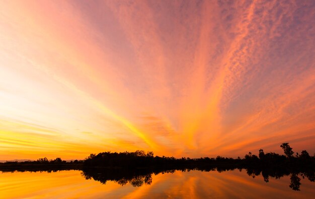 Cielo drammatico colorato con nuvole al tramonto