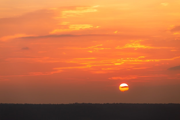 Cielo drammatico colorato con nuvole al tramonto