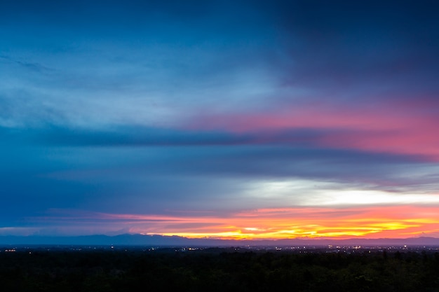 Cielo drammatico colorato con nuvole al tramonto.