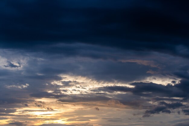 Cielo drammatico colorato con nuvole al tramonto.