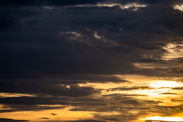 Cielo drammatico colorato con nuvole al tramonto.