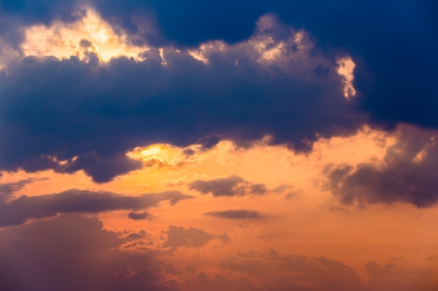 Cielo drammatico colorato con nuvole al tramonto.