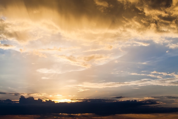 Cielo drammatico colorato con nuvole al tramonto.