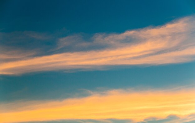 Cielo drammatico colorato con nuvole al tramonto.