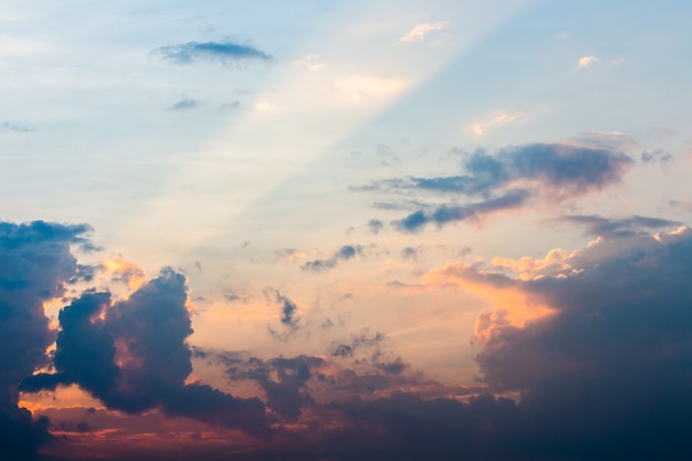 Cielo drammatico colorato con nuvole al tramonto.