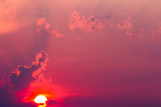 Cielo drammatico colorato con nuvole al tramonto.