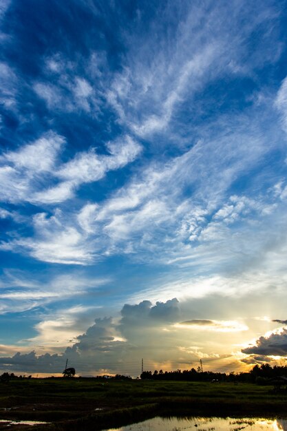 Cielo drammatico colorato con nuvole al tramonto.