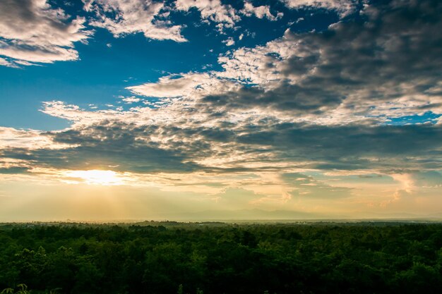 Cielo drammatico colorato con nuvole al tramonto