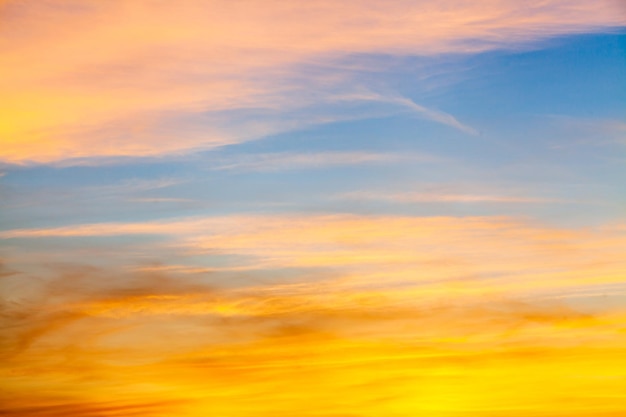 Cielo drammatico colorato con nuvole al tramonto