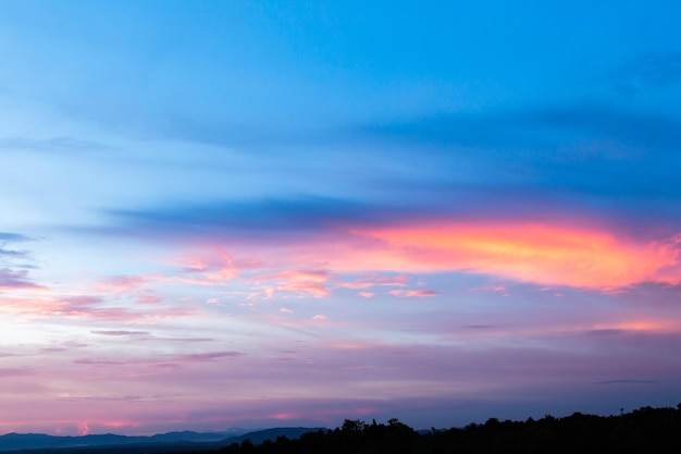 Cielo drammatico colorato con nuvole al tramonto.