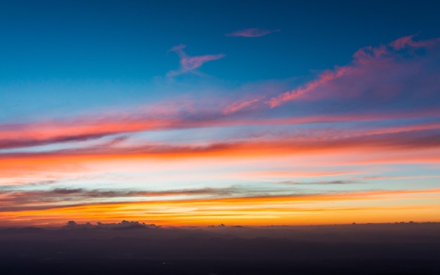 Cielo drammatico colorato con nuvole al tramonto.