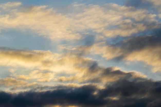 Cielo drammatico colorato con nuvole al tramonto