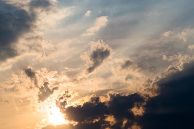 Cielo drammatico colorato con nuvole al tramonto