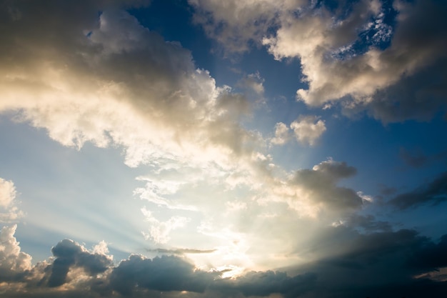 Cielo drammatico colorato con nuvole al tramonto