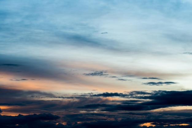 Cielo drammatico colorato con nuvole al tramonto