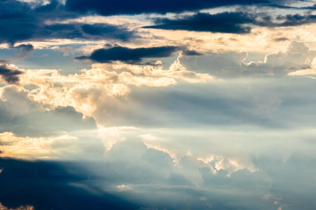 Cielo drammatico colorato con nuvole al tramonto