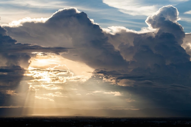 Cielo drammatico colorato con nuvole al tramonto