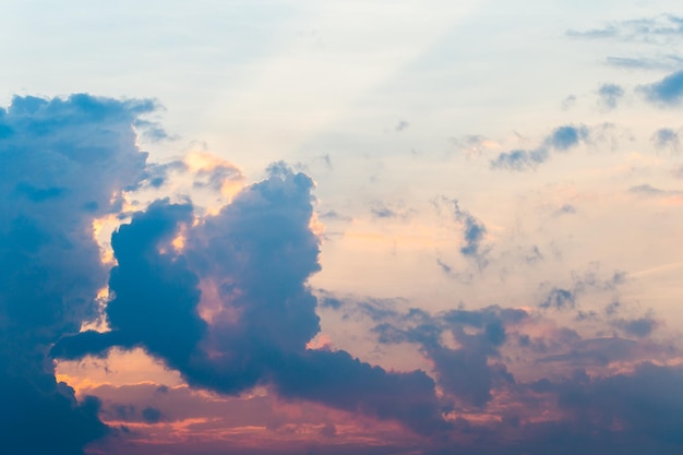 cielo drammatico colorato con nuvole al tramonto